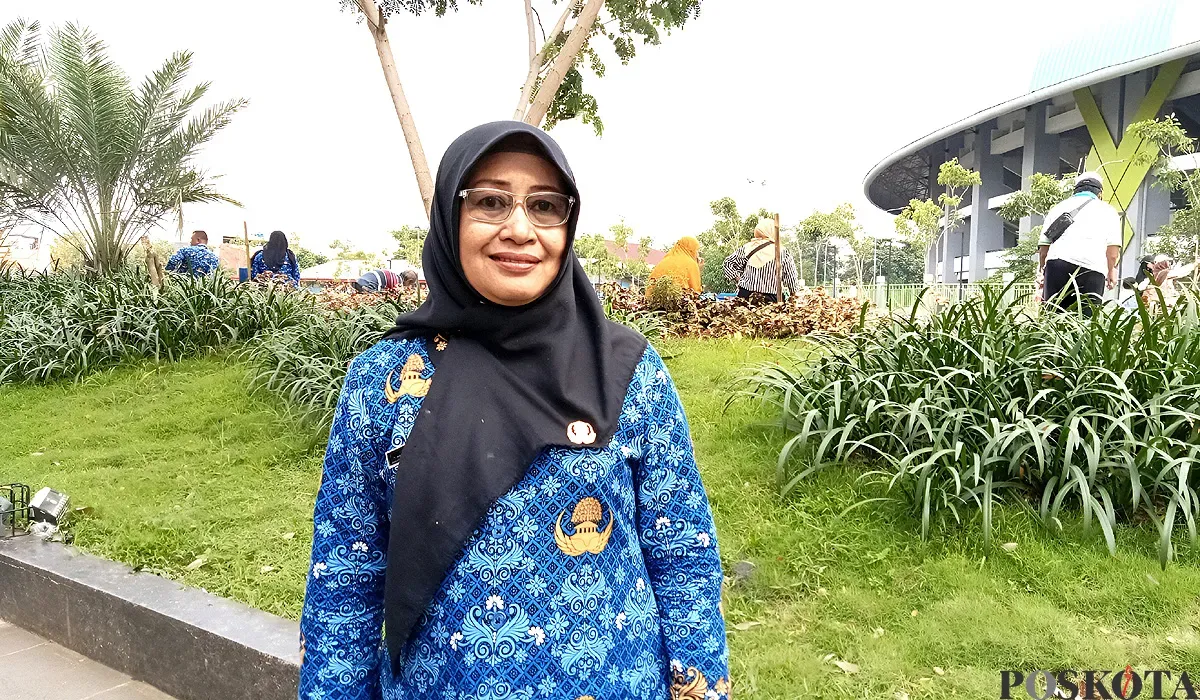 Somayati, 54 tahun, tenaga pendidik di SD Harapan Jaya 6 yang sudah mengabdi belasan tahun akhirnya dilantik sebagai ASN PPPK di Stadion Patriot Candrabhaga, Kota Bekasi pada Rabu, 2 Juli 2025. (Sumber: POSKOTA | Foto: Nurpini Aulia Rapika)