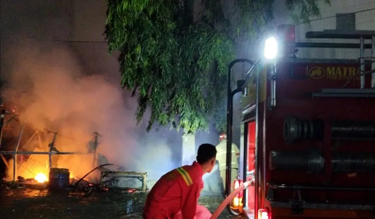Petugas Damkar Cibinong Kabupaten Bogor dalam upaya memadamkan api yang melahap lima lapak di Terminal Cibinong, Rabu dini hari, 2 Juli 2025. (Sumber: Damkar Cibinong)