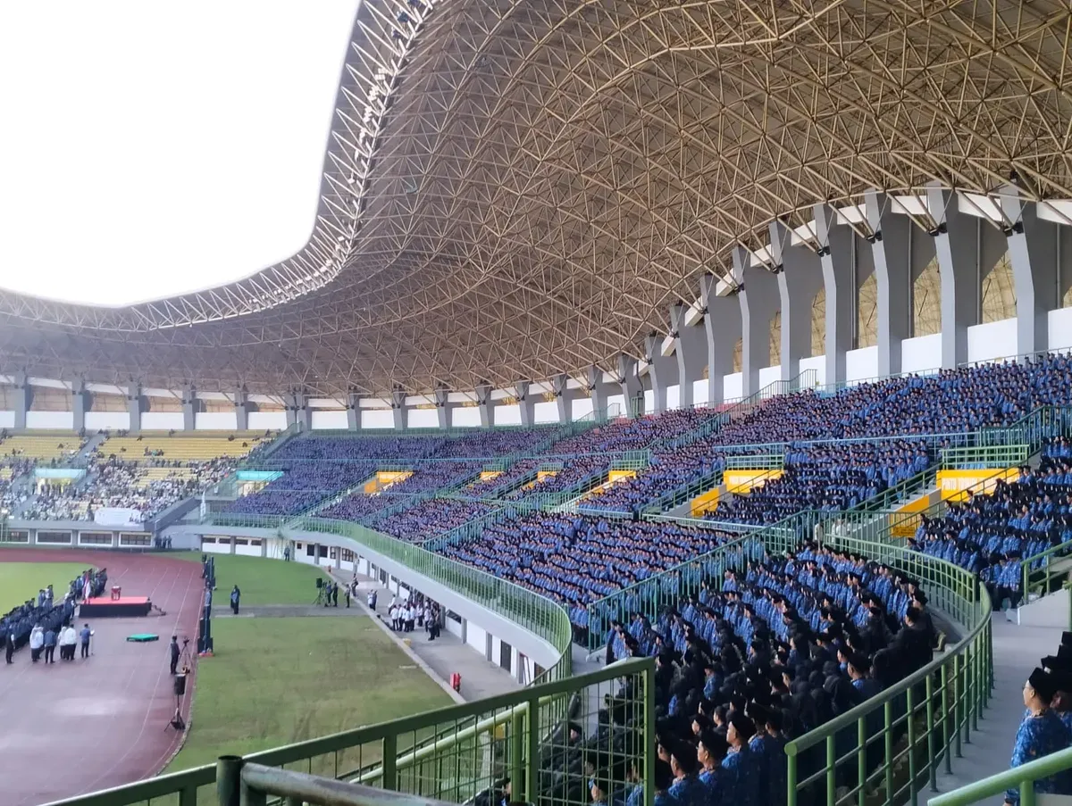 Pemkot Bekasi Resmi Lantik 7.995 PPPK tahap I di Stadion Candrabaga, Kota Bekasi. Pelantikan dipimpin langsung oleh Wali Kota Bekasi, Tri Adhianto dan Kepala Badan Kepegawaian Negara (BKN) RI, Zudan Arif Fakrulloh. (Sumber: Istimewa)