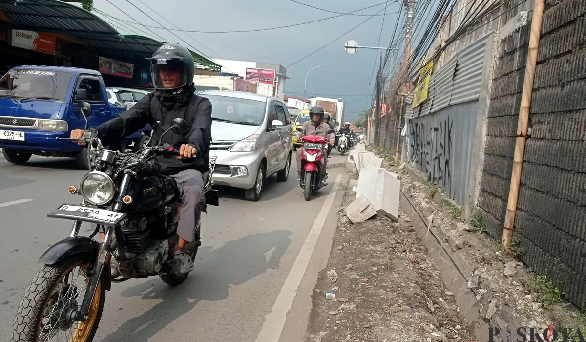 Perbaikan trotoar di kawasan Jalan Raya Lembang, Kabupaten Bandung Barat, Rabu 2 Juni 2025. (Sumber: POSKOTA | Foto: Gatot Poedji Utomo)