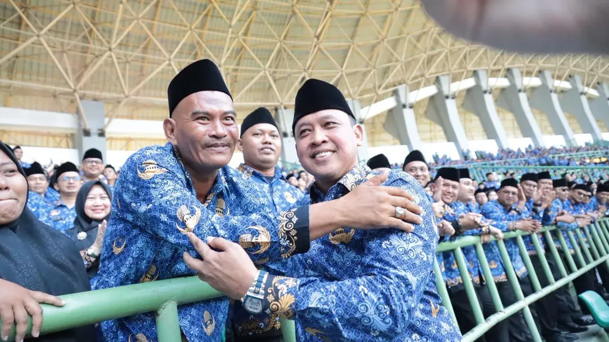 WaliKota Bekasi, Tri Adhianto, berfoto bersama usai menjadi pemimpin dalam acara pelantikan tahap I anggota PPPK di Stadion Patriot Candrabhaga Kota Bekasi, Rabu, 2 Juli 2025. (Sumber: Humas Pemkot Bekasi)