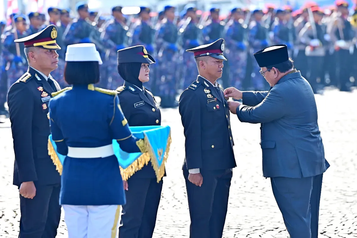 Potret Presiden Prabowo Subianto yang memberikan tanda kehormatan kepada tiga anggota Polri di Hari Bhayangkara ke-79. (Sumber: Setneg.go.id)