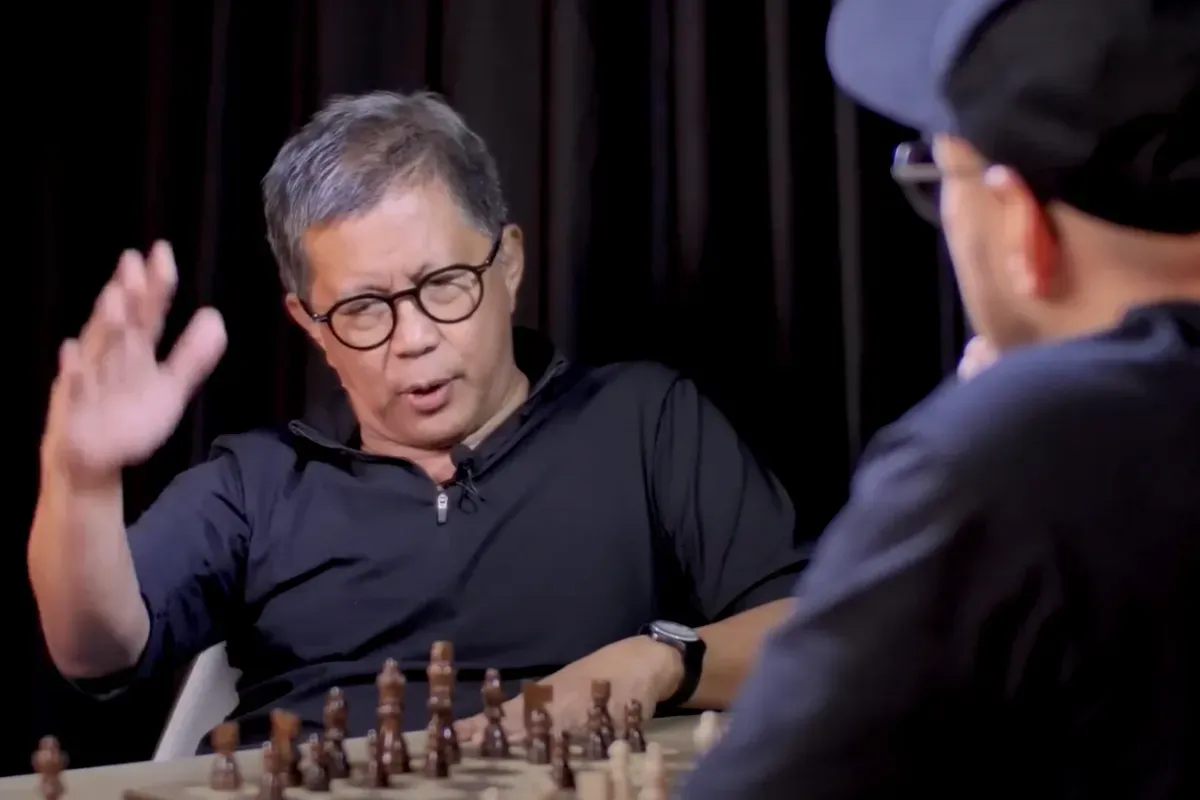 Potret Rocky Gerung saat dalam acara Skakmat bersama Pandji Pragiwaksono. (Sumber: YouTube/Pandji Pragiwaksono)