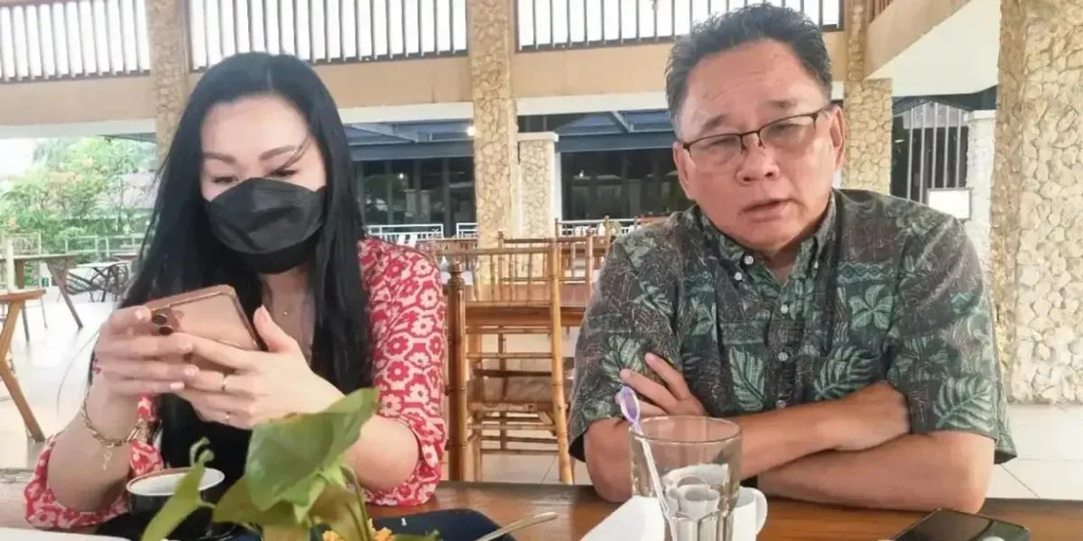 Tangkapan layar sosok yang diduga kuat merupakan Direktur Operasional PT G70 Asia dengan wanita selingkuhannya di kawasan Ancol, Jakarta Utara. (Sumber: TikTok/@meresponkedungan)