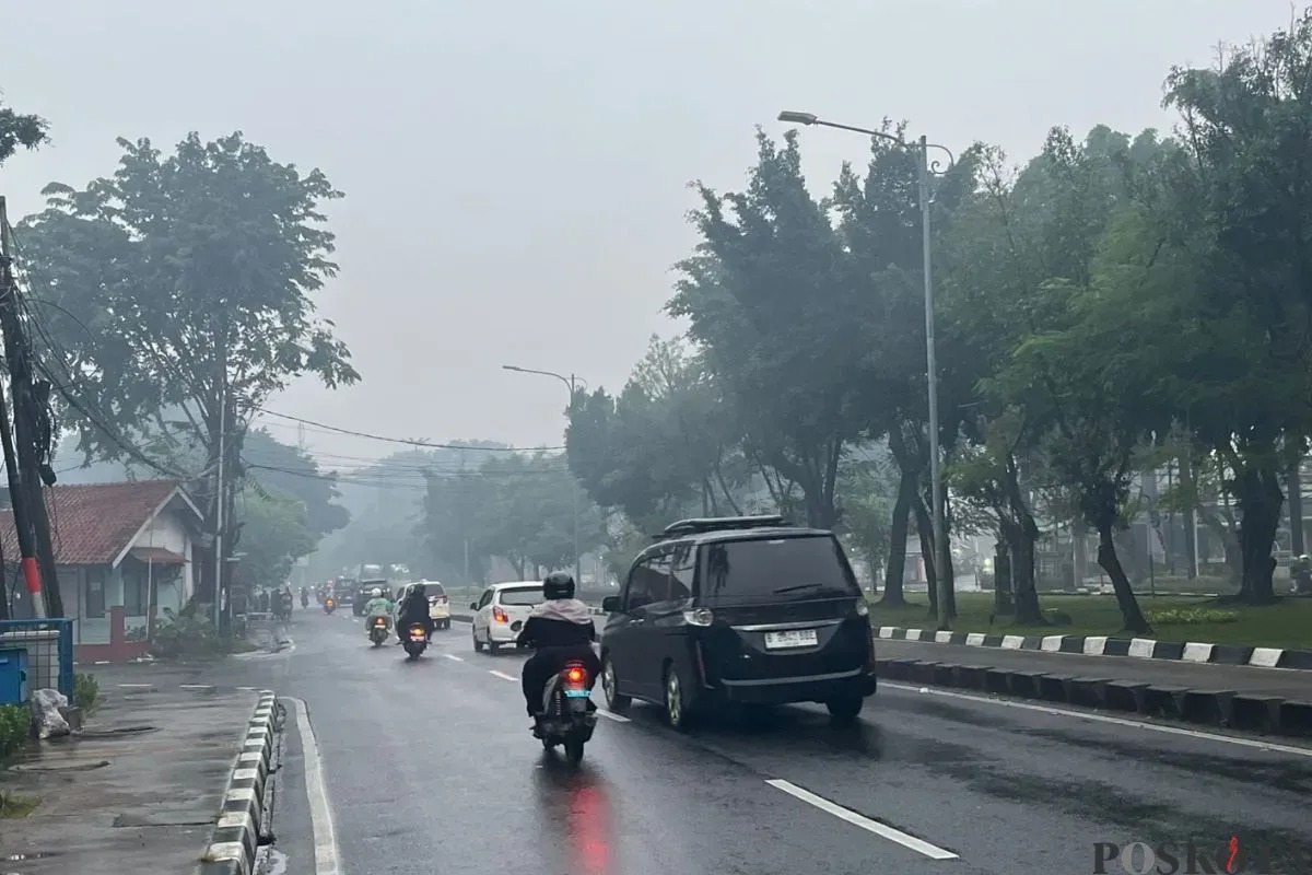 Ilustrasi cuaca berkabut di Penggilingan, Jakarta Timur. (Sumber: Poskota/M. Tegar Jihad)
