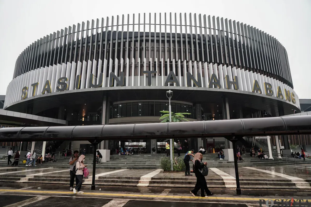 Calon penumpang berlalu-lalang di hall atas bangunan baru Stasiun Tanah Abang, Jakarta, Minggu, 29 Juni 2025. (Sumber: Poskota/Bilal Nugraha Ginanjar)