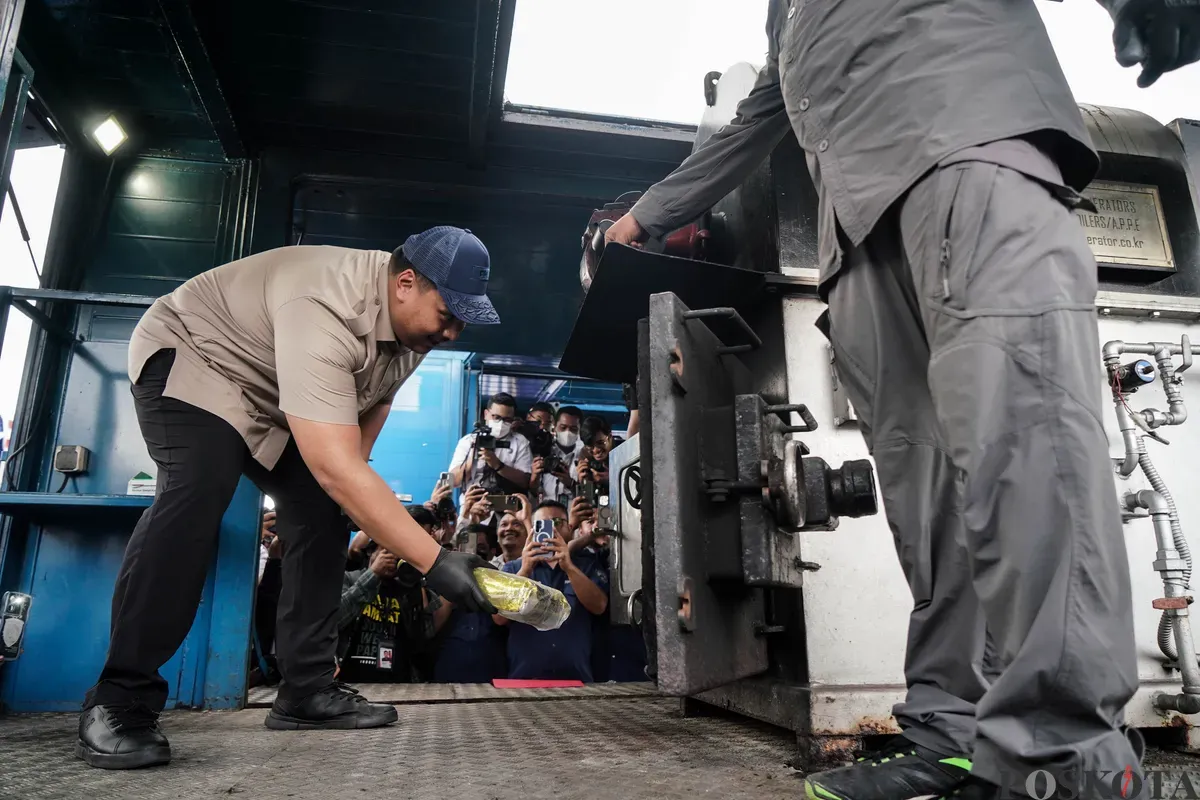 Menpora Dito Ariotedjo memasukan barang bukti narkotika jenis sabu ke dalam alat pembakar saat pemusnahan barang bukti narkotika di Lapangan Kampung Boncos, 2 Juli 2025. (Sumber: Poskota/Bilal Nugraha Ginanjar)