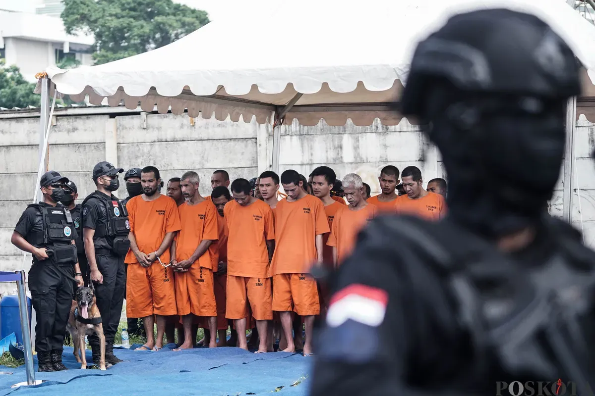 Tersangka tindak pidana narkoba dihadirkan dalam konferensi pers pemusnahan barang bukti narkoba di Lapangan Kampung Boncos, Jakarta, 2 Juli 2025. (Sumber: Poskota/Bilal Nugraha Ginanjar)