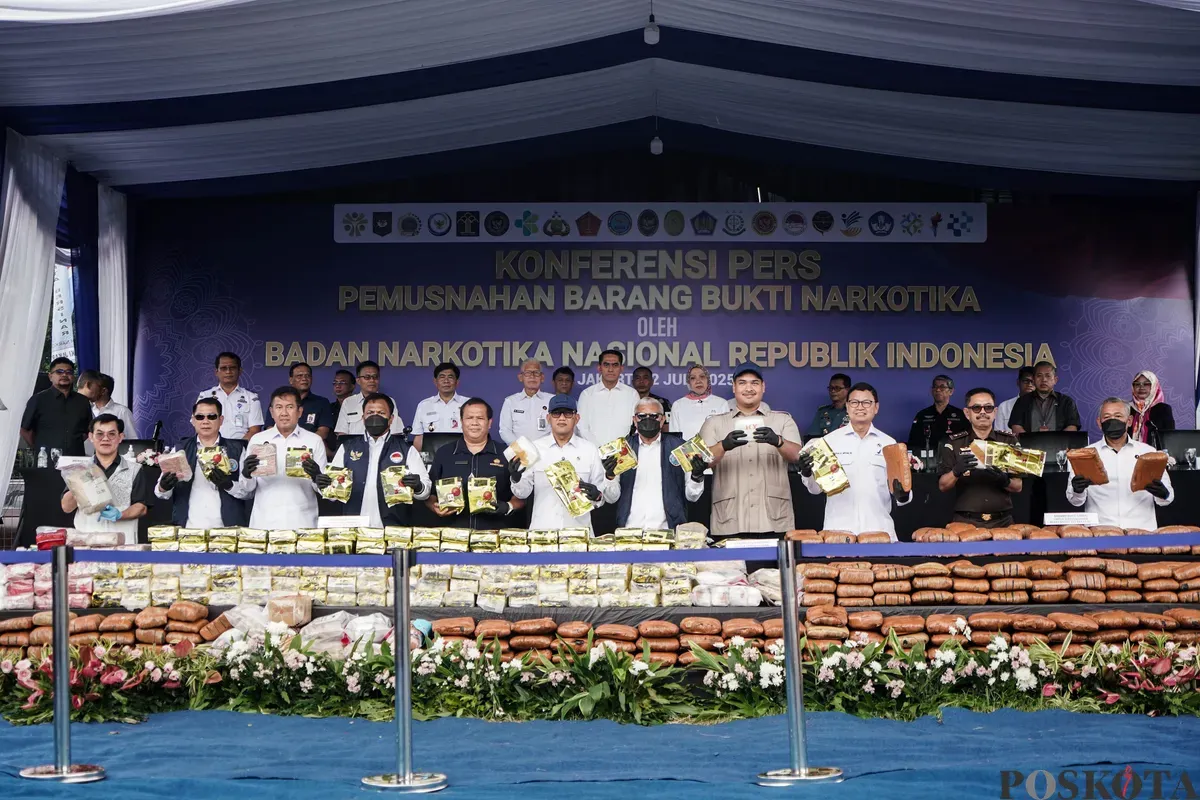 Menteri Perlindungan Pekerja Migran Indonesia Abdul Kadir Karding bersama Menpora Dito Ariotedjo, Kepala BNN Komjen Pol Marthinus Hukom dan Kepala BPOM Taruna Ikrar menunjukkan barang bukti narkotika sebelum pemusnahan di Lapangan Kampung Boncos, Jakarta, 2 Juli 2025. (Sumber: Poskota/Bilal Nugraha Ginanjar)