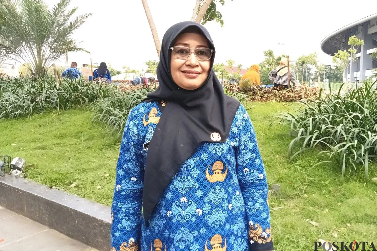 Somayati, 54 tahun, tenaga pendidik di SD Harapan Jaya 6 yang mengabdi belasan tahun silam akhirnya dilantik sebagai PPPK di Stadion Patriot Candrabhaga, Kota Bekasi, Rabu, 2 Juli 2025. (Sumber: Poskota/Nurpini Aulia Rapika)