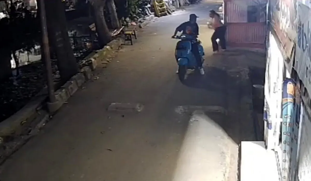 Tangkap layar aksi sepasang kekasih saat menjambret hp milik bocah di Jalan Rawa Bengkel, Cengkareng Barat, Cengkareng, Jakarta Barat.