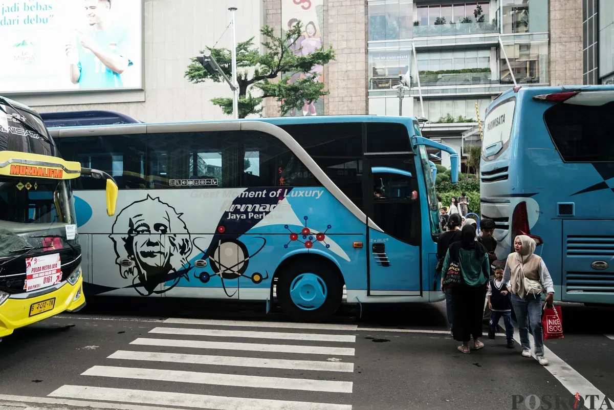 Sejumlah bus dan kendaraan bermotor memadati jalan lokasi acara perayaan HUT ke-79 Bhayangkara ke-79 di Jalan MH Thamrin dan Bundaran HI, Jakarta, Selasa, 1 Juli 2025. (Sumber: Poskota/Bilal Nugraha Ginanjar)