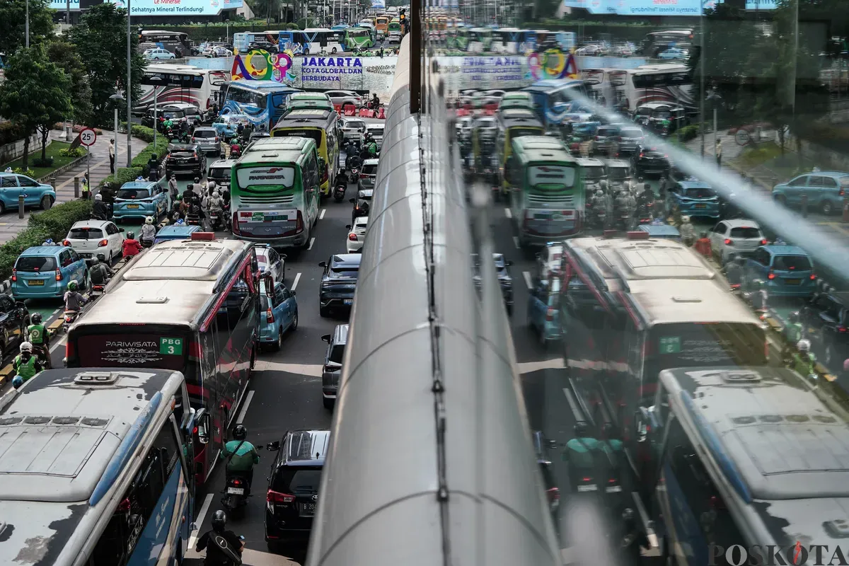 Sejumlah bus dan kendaraan bermotor memadati jalan lokasi acara perayaan HUT ke-79 Bhayangkara ke-79 di Jalan MH Thamrin dan Bundaran HI, Jakarta, Selasa, 1 Juli 2025. (Sumber: Poskota/Bilal Nugraha Ginanjar)