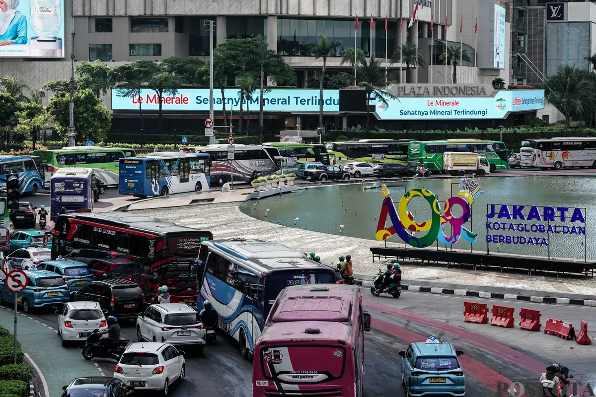 Sejumlah bus dan kendaraan bermotor memadati jalan lokasi acara perayaan HUT ke-79 Bhayangkara ke-79 di Jalan MH Thamrin dan Bundaran HI, Jakarta, Selasa, 1 Juli 2025. (Sumber: Poskota/Bilal Nugraha Ginanjar)