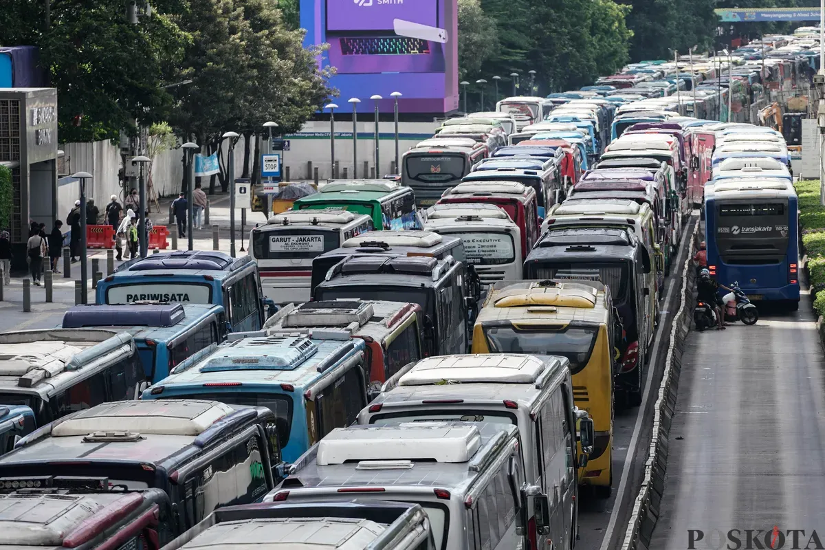 Sejumlah bus dan kendaraan bermotor memadati jalan lokasi acara perayaan HUT ke-79 Bhayangkara ke-79 di Jalan MH Thamrin dan Bundaran HI, Jakarta, Selasa, 1 Juli 2025. (Sumber: Poskota/Bilal Nugraha Ginanjar)