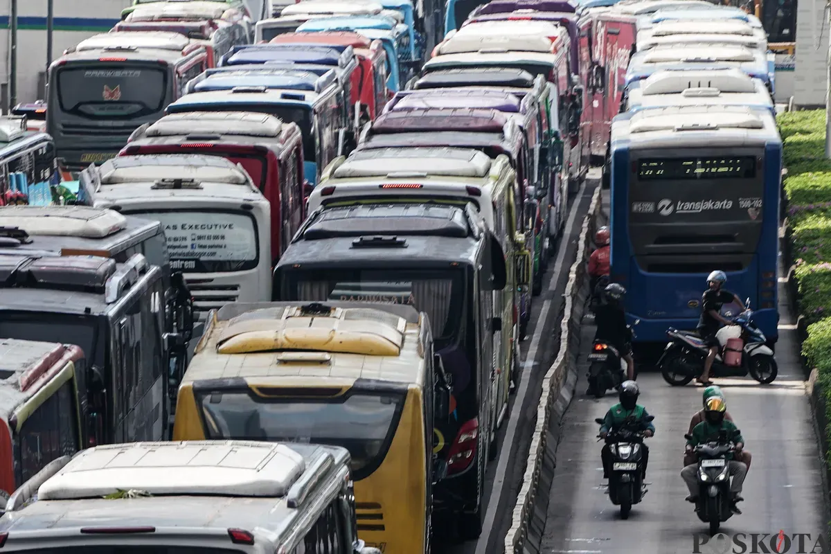 Sejumlah bus dan kendaraan bermotor memadati jalan lokasi acara perayaan HUT ke-79 Bhayangkara ke-79 di Jalan MH Thamrin dan Bundaran HI, Jakarta, Selasa, 1 Juli 2025. (Sumber: Poskota/Bilal Nugraha Ginanjar)