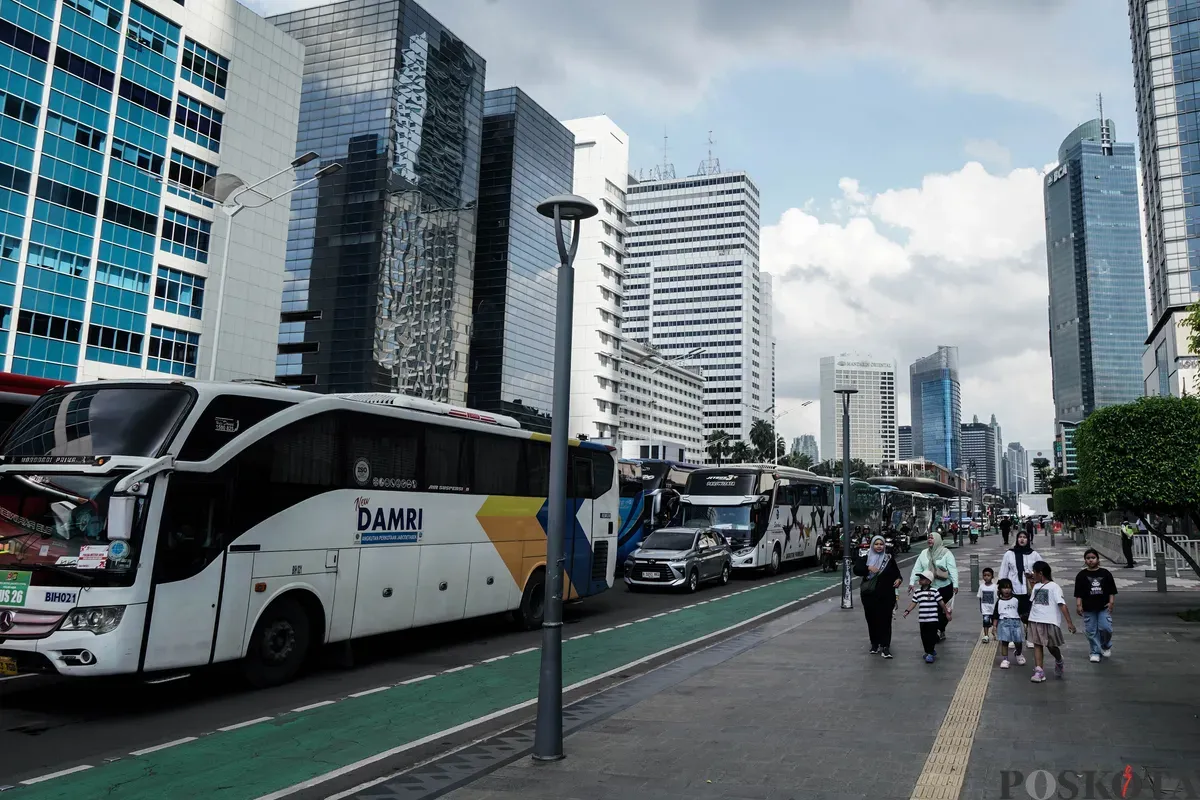 Sejumlah bus dan kendaraan bermotor memadati jalan lokasi acara perayaan HUT ke-79 Bhayangkara ke-79 di Jalan MH Thamrin dan Bundaran HI, Jakarta, Selasa, 1 Juli 2025. (Sumber: Poskota/Bilal Nugraha Ginanjar)