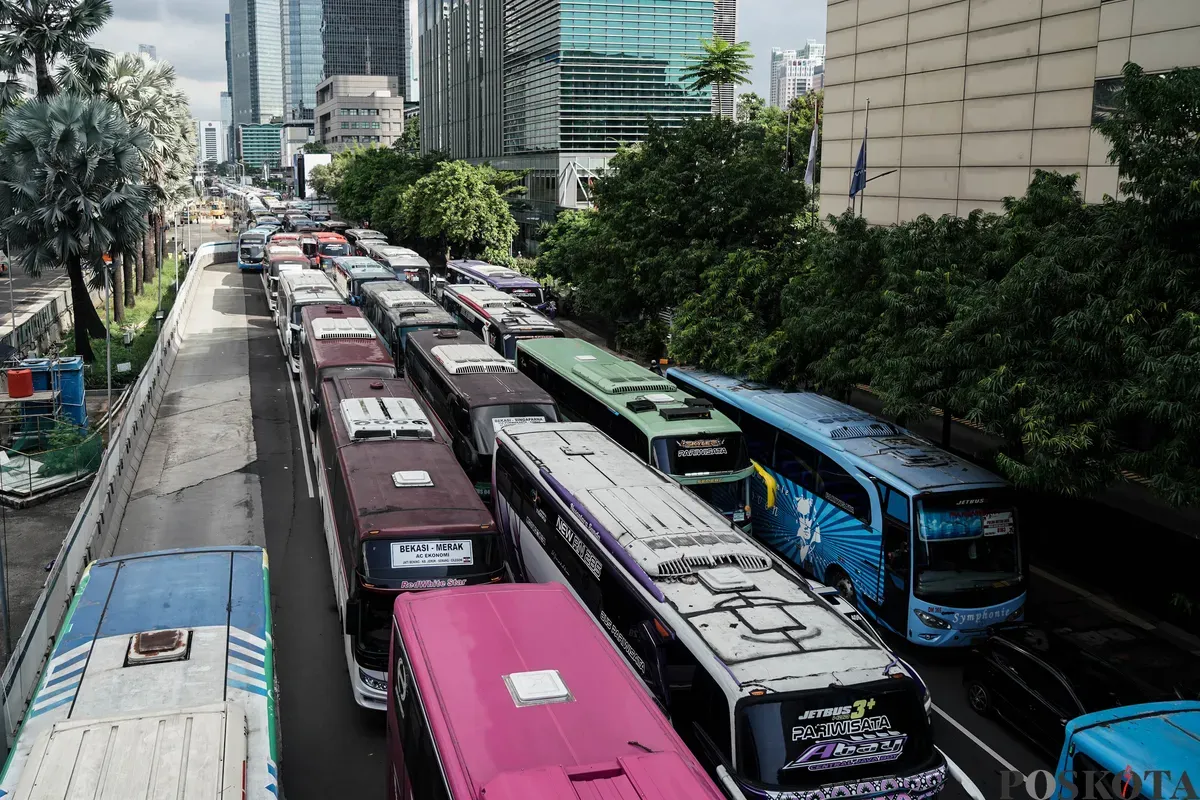 Sejumlah bus dan kendaraan bermotor memadati jalan lokasi acara perayaan HUT ke-79 Bhayangkara ke-79 di Jalan MH Thamrin dan Bundaran HI, Jakarta, Selasa, 1 Juli 2025. (Sumber: Poskota/Bilal Nugraha Ginanjar)