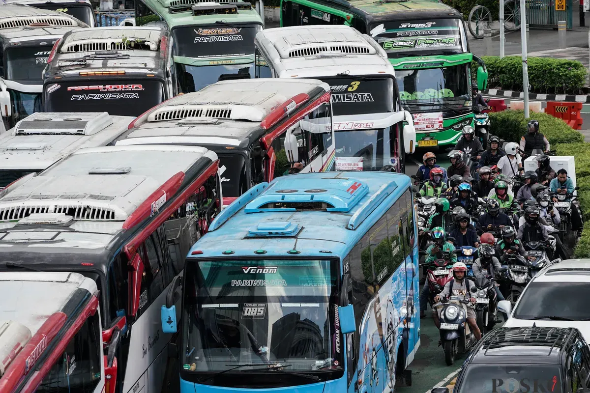 Sejumlah bus dan kendaraan bermotor memadati jalan lokasi acara perayaan HUT ke-79 Bhayangkara ke-79 di Jalan MH Thamrin dan Bundaran HI, Jakarta, Selasa, 1 Juli 2025. (Sumber: Poskota/Bilal Nugraha Ginanjar)