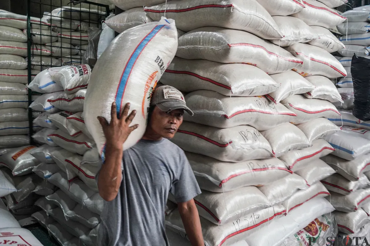 Calon pembeli memilih beras di Pasar Induk Beras Cipinang, Jakarta Timur, Minggu, 29 Juni 2025. (Sumber: Poskota/Bilal Nugraha Ginanjar)