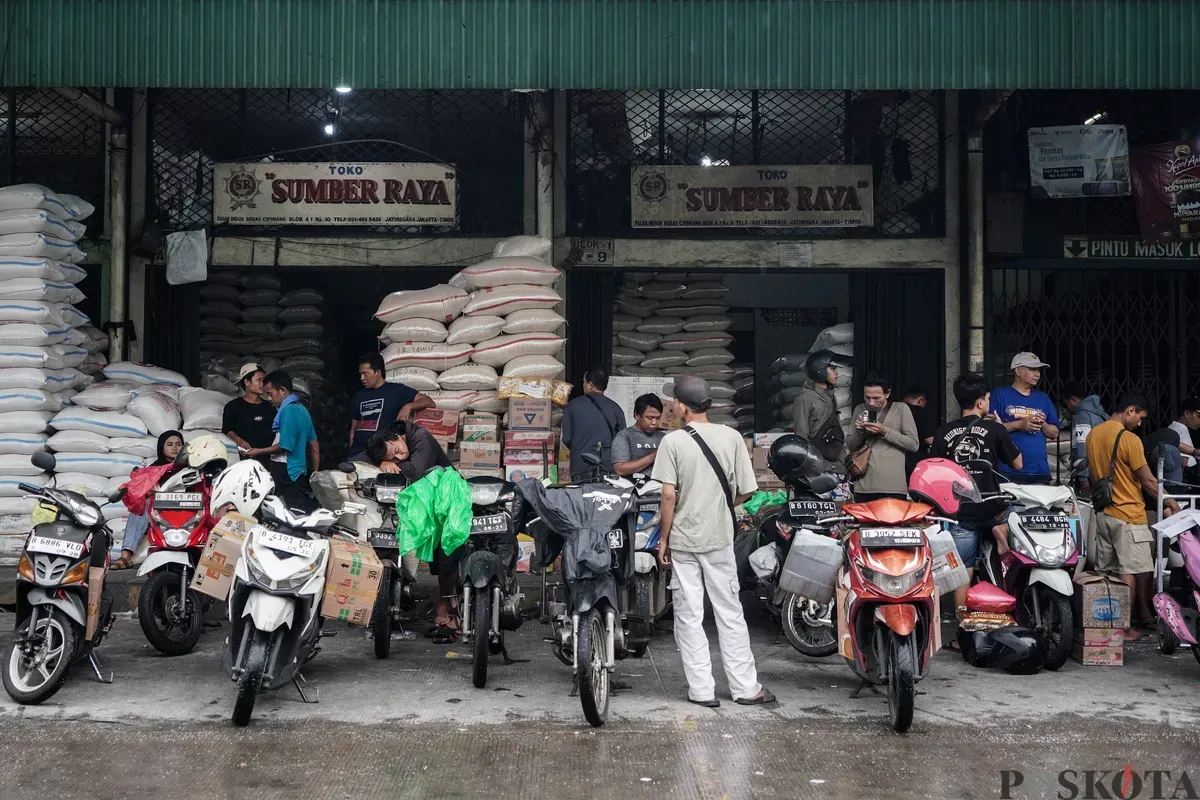 Calon pembeli memilih beras di Pasar Induk Beras Cipinang, Jakarta Timur, Minggu, 29 Juni 2025. (Sumber: Poskota/Bilal Nugraha Ginanjar)
