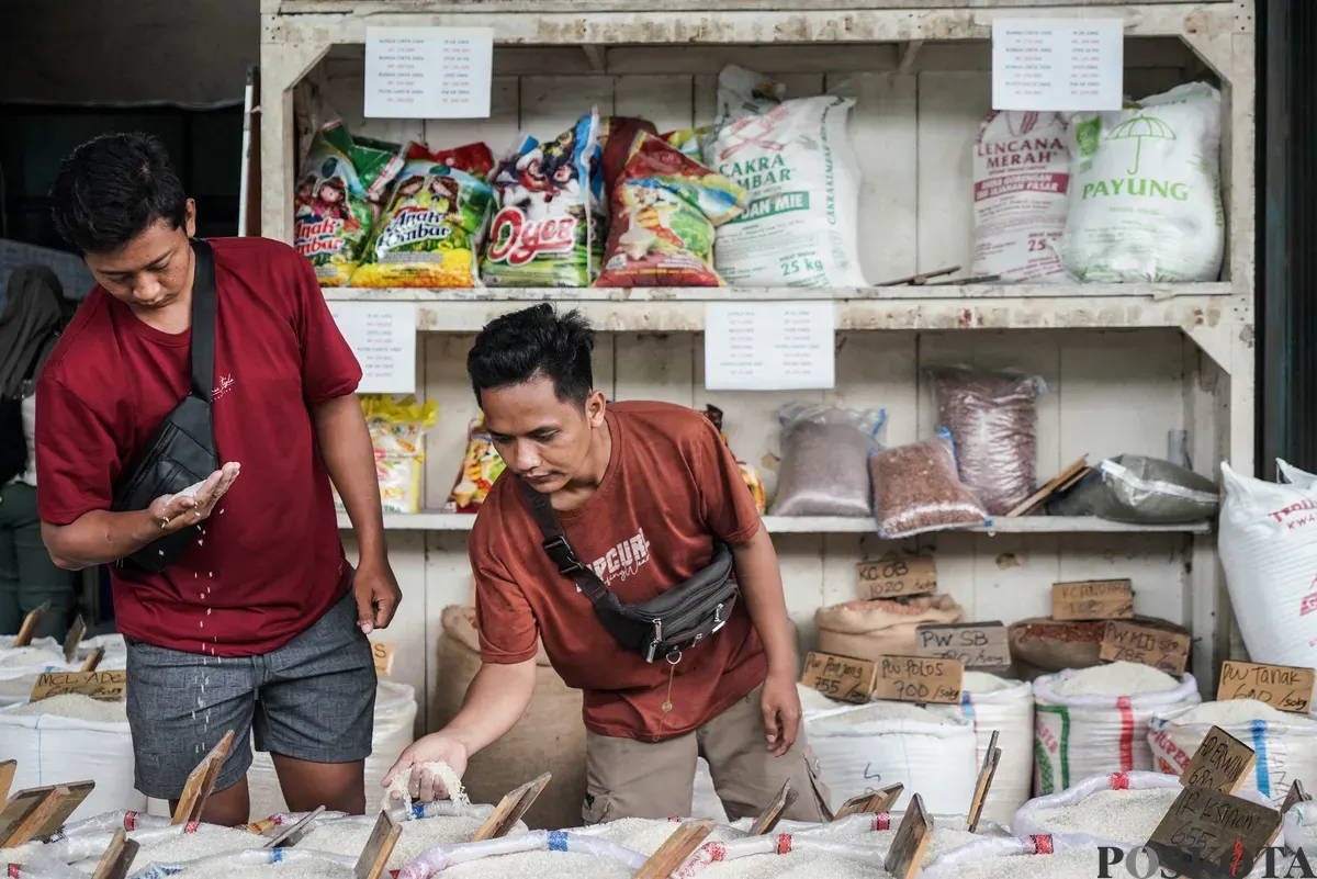 Calon pembeli memilih beras di Pasar Induk Beras Cipinang, Jakarta Timur, Minggu, 29 Juni 2025.