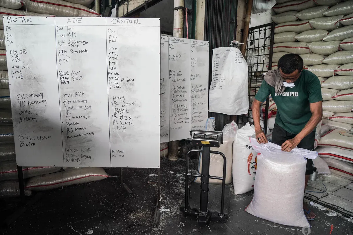 Calon pembeli memilih beras di Pasar Induk Beras Cipinang, Jakarta Timur, Minggu, 29 Juni 2025. (Sumber: Poskota/Bilal Nugraha Ginanjar)