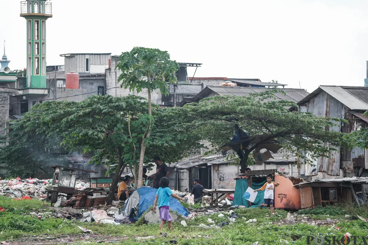Anak-anak bermain layang-layang di lahan kosong, Kampung Boncos, Jakarta, 3 Juli 2025. (Sumber: Poskota/Bilal Nugraha Ginanjar)