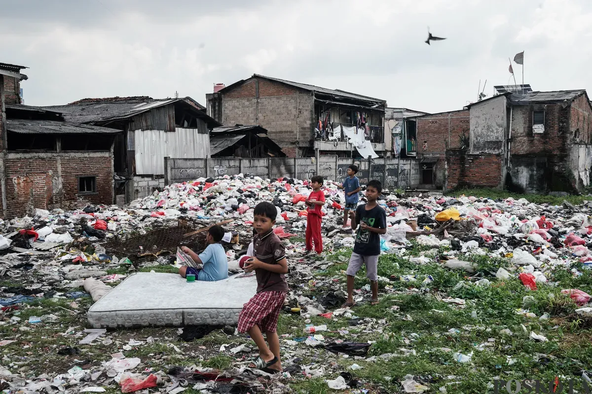 Anak-anak bermain layang-layang di lahan kosong, Kampung Boncos, Jakarta, 3 Juli 2025. (Sumber: Poskota/Bilal Nugraha Ginanjar)