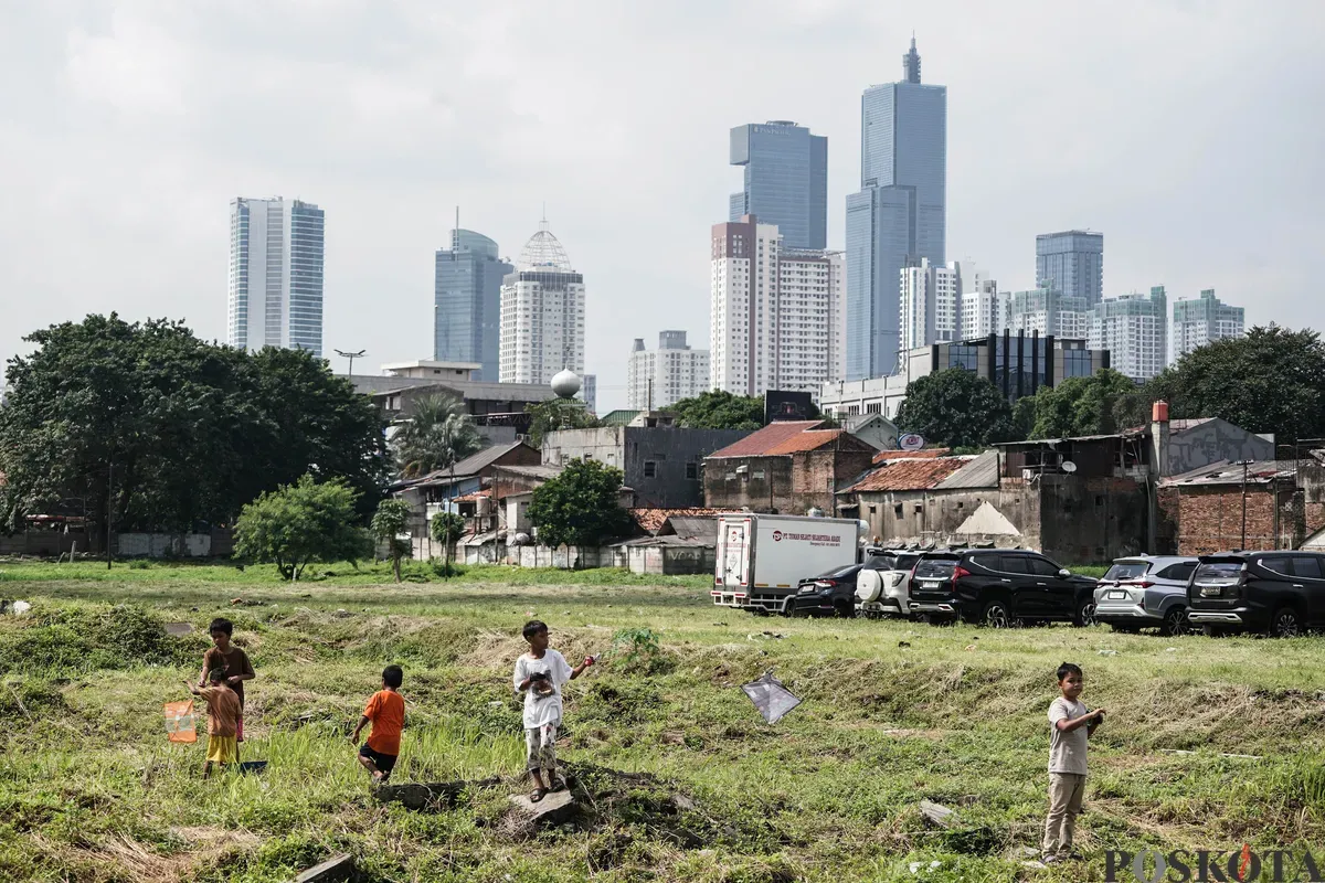 Anak-anak bermain layang-layang di lahan kosong, Kampung Boncos, Jakarta, 3 Juli 2025. (Sumber: Poskota/Bilal Nugraha Ginanjar)
