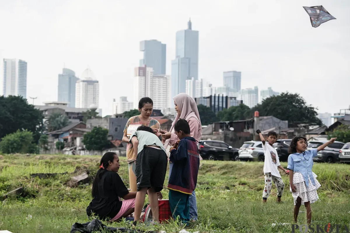 Anak-anak bermain layang-layang di lahan kosong, Kampung Boncos, Jakarta, 3 Juli 2025. (Sumber: Poskota/Bilal Nugraha Ginanjar)
