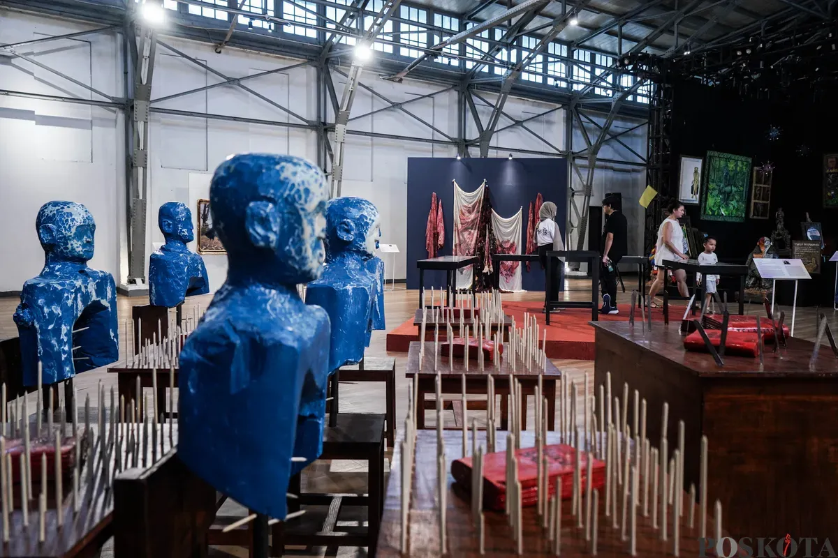 Pengunjung mengamati karya seni yang dipajang di Pameran Jakarta Provoke! 2025 di Pos Bloc, Jakarta, 29 Juni 2025. (Sumber: Poskota/Bilal Nugraha Ginanjar)
