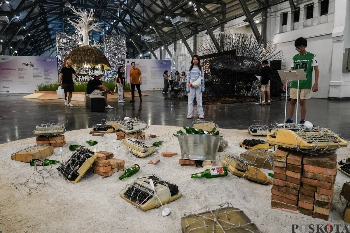 Pengunjung mengamati karya seni yang dipajang di Pameran Jakarta Provoke! 2025 di Pos Bloc, Jakarta, 29 Juni 2025. (Sumber: Poskota/Bilal Nugraha Ginanjar)