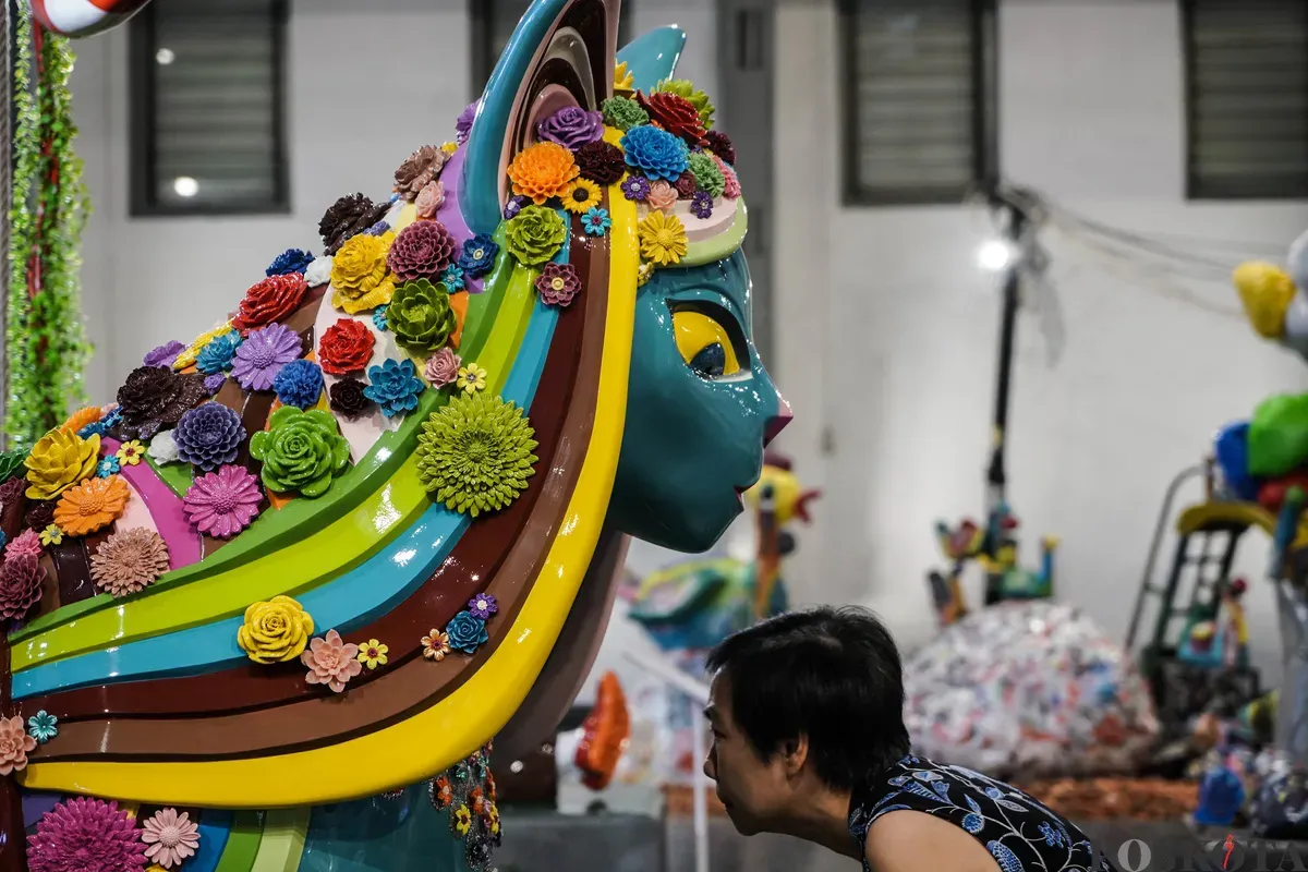 Pengunjung mengamati karya seni yang dipajang di Pameran Jakarta Provoke! 2025 di Pos Bloc, Jakarta, 29 Juni 2025. (Sumber: Poskota/Bilal Nugraha Ginanjar)