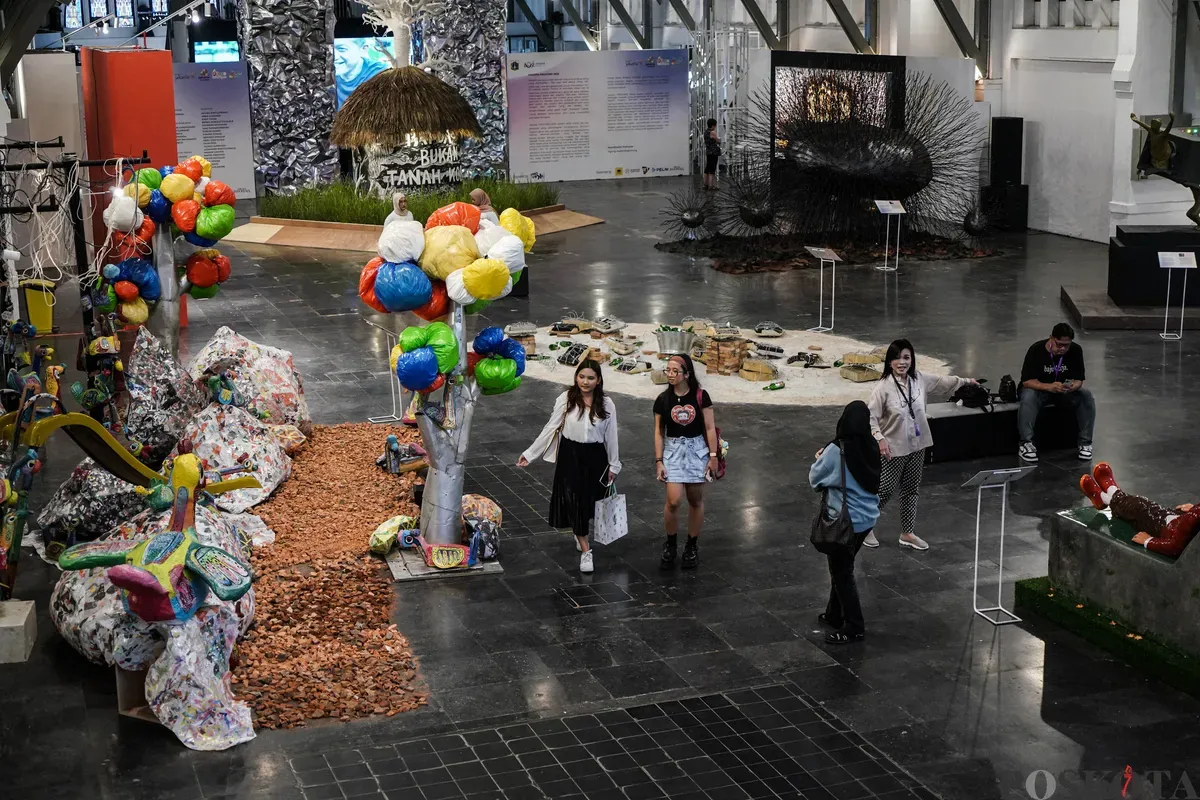 Pengunjung mengamati karya seni yang dipajang di Pameran Jakarta Provoke! 2025 di Pos Bloc, Jakarta, 29 Juni 2025. (Sumber: Poskota/Bilal Nugraha Ginanjar)