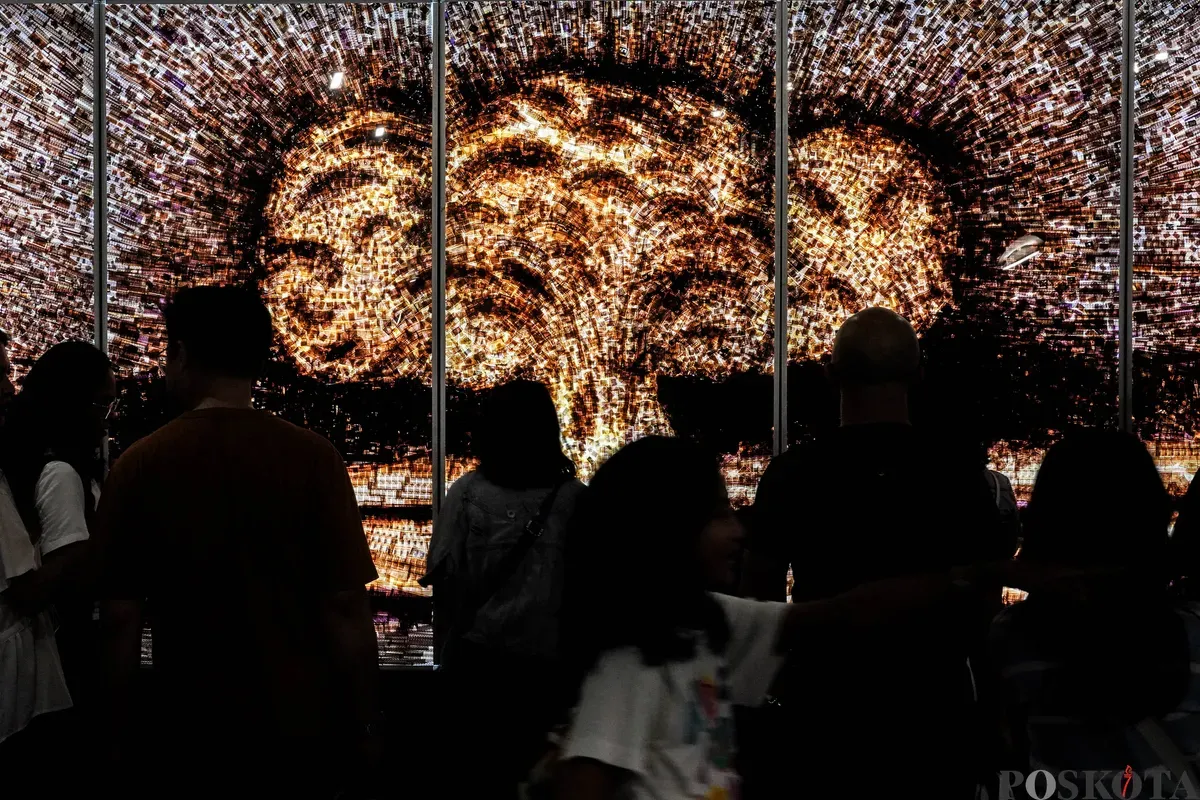 Pengunjung mengamati karya seni yang dipajang di Pameran Jakarta Provoke! 2025 di Pos Bloc, Jakarta, 29 Juni 2025. (Sumber: Poskota/Bilal Nugraha Ginanjar)