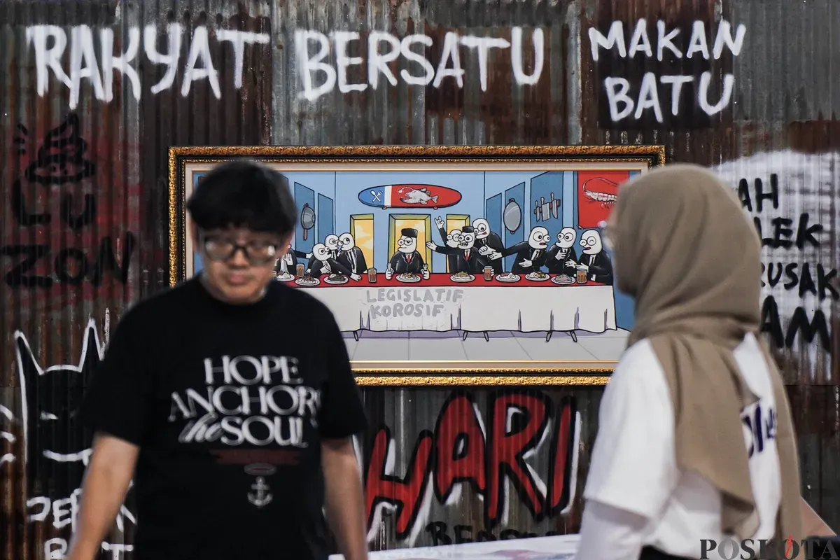 Pengunjung mengamati karya seni yang dipajang di Pameran Jakarta Provoke! 2025 di Pos Bloc, Jakarta, 29 Juni 2025. (Sumber: Poskota/Bilal Nugraha Ginanjar)
