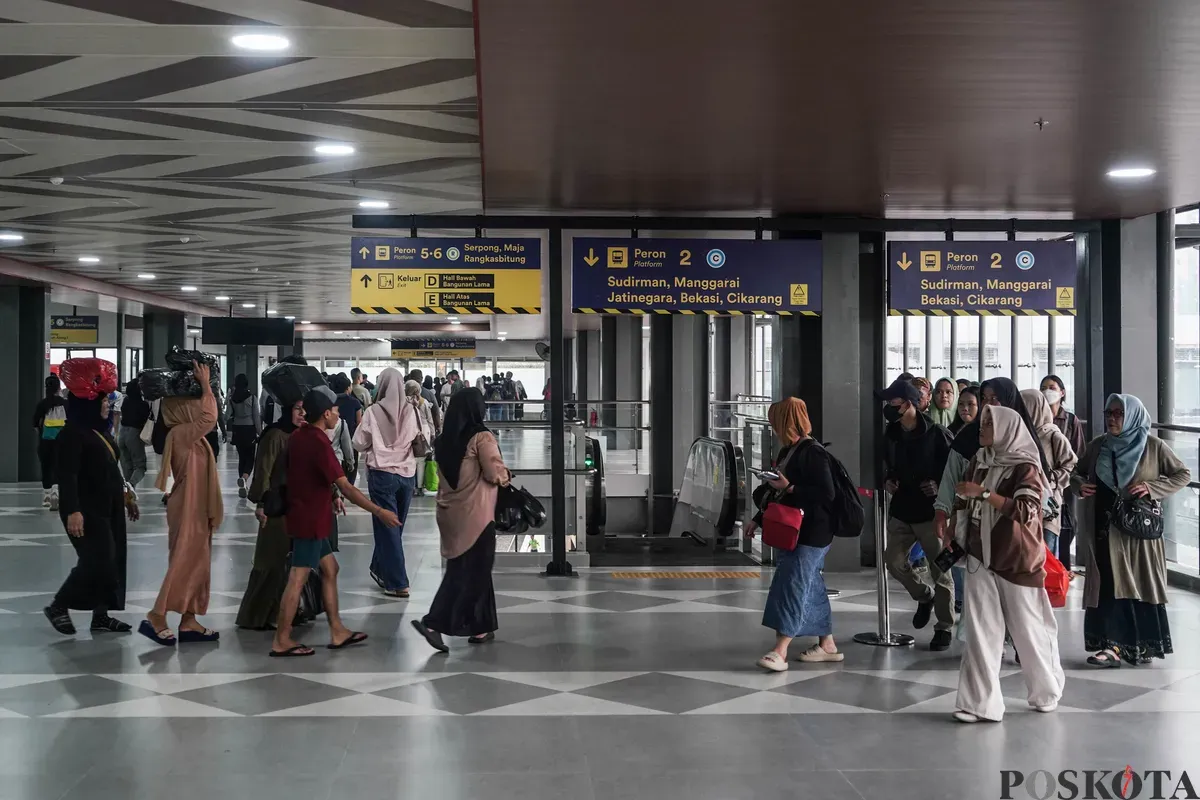 Calon penumpang berlalu-lalang di hall atas bangunan baru Stasiun Tanah Abang, Jakarta, Minggu, 29 Juni 2025. (Sumber: Poskota/Bilal Nugraha Ginanjar)