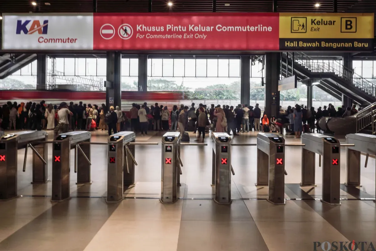 Calon penumpang berlalu-lalang di hall atas bangunan baru Stasiun Tanah Abang, Jakarta, Minggu, 29 Juni 2025. (Sumber: Poskota/Bilal Nugraha Ginanjar)
