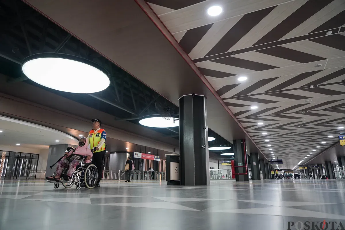 Calon penumpang berlalu-lalang di hall atas bangunan baru Stasiun Tanah Abang, Jakarta, Minggu, 29 Juni 2025. (Sumber: Poskota/Bilal Nugraha Ginanjar)