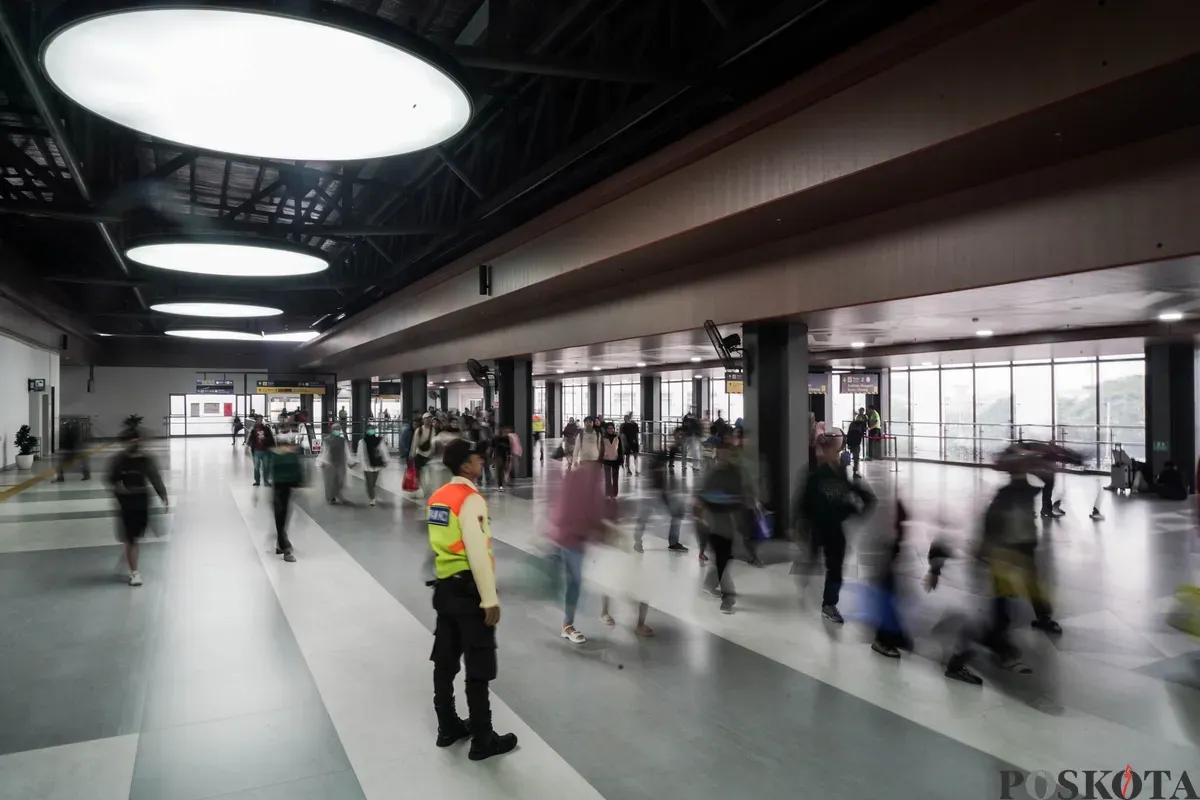 Calon penumpang berlalu-lalang di hall atas bangunan baru Stasiun Tanah Abang, Jakarta, Minggu, 29 Juni 2025. (Sumber: Poskota/Bilal Nugraha Ginanjar)