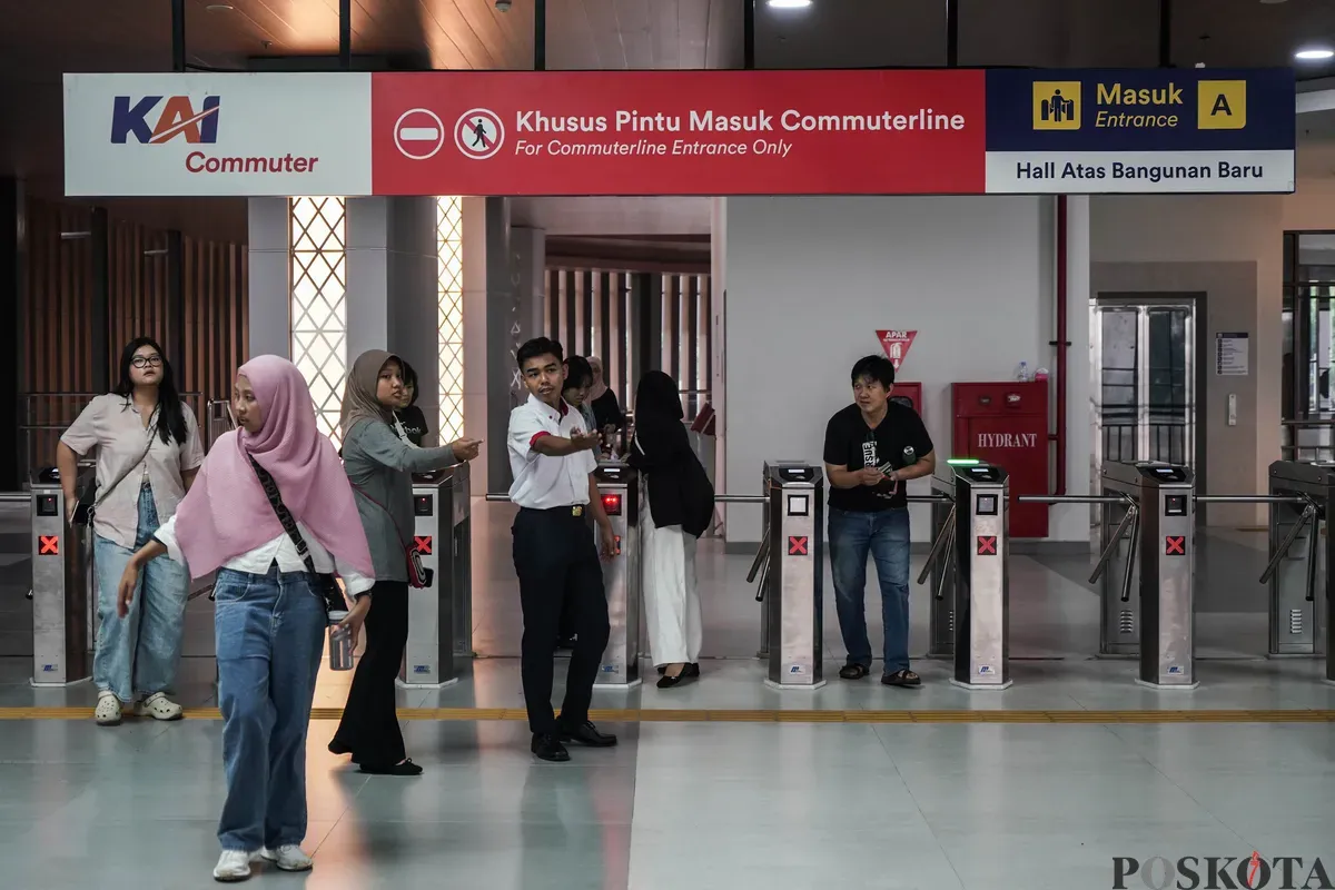 Calon penumpang berlalu-lalang di hall atas bangunan baru Stasiun Tanah Abang, Jakarta, Minggu, 29 Juni 2025. (Sumber: Poskota/Bilal Nugraha Ginanjar)