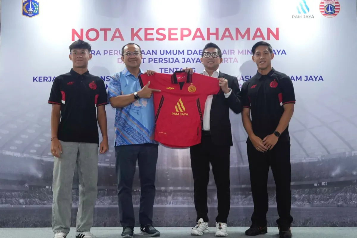 Potret kerja sama antara Persija Jakarta dan PAM JAYA. Lakukan kampanye air bersih lewat sepak bola. (Sumber: Persija)