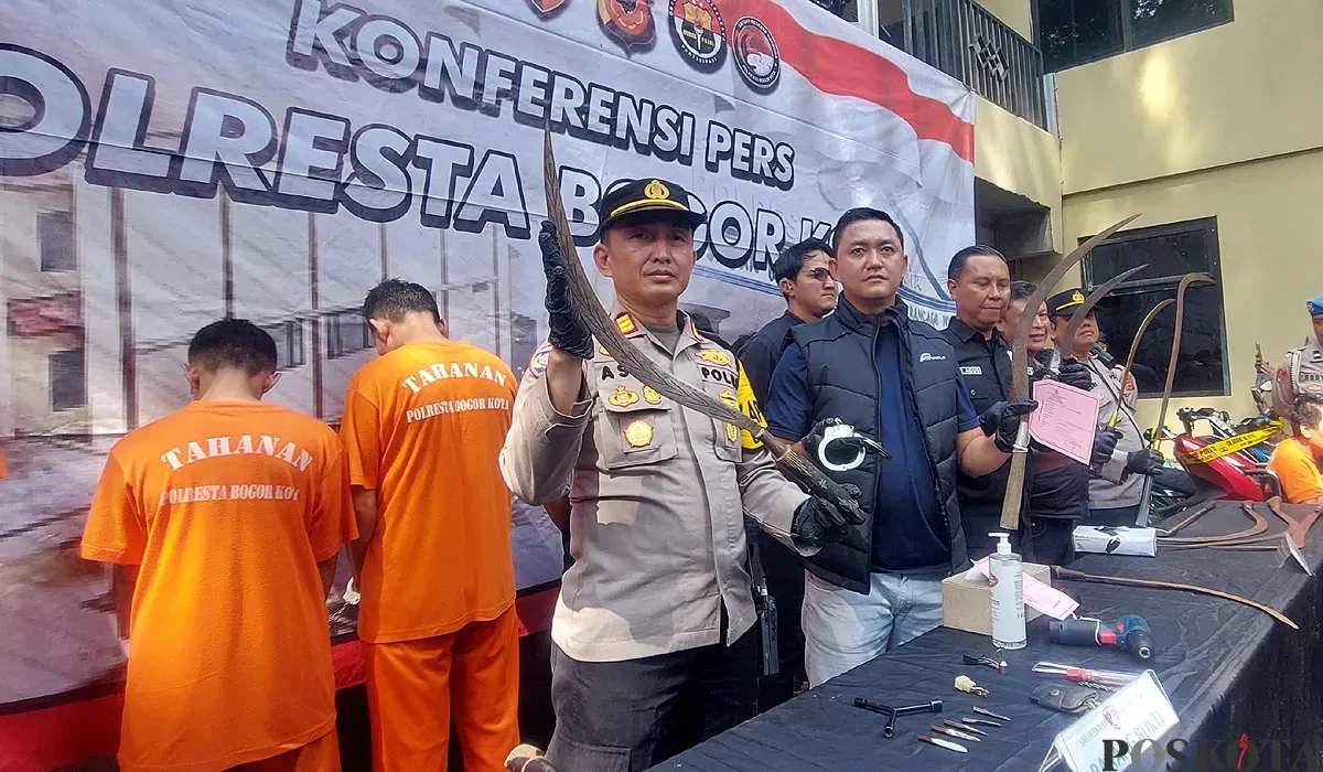 Petugas gabungan Polresta Bogor Kota dan Polsek Bogor Timur memperlihatkan senjata tajam yang disita dari 7 remaja pelaku tawuran saat konferensi pers di Mapolsek Bogor Timur, Kamis, 3 Juli 2025. (Sumber: POSKOTA | Foto: Sekar Putri Andini)