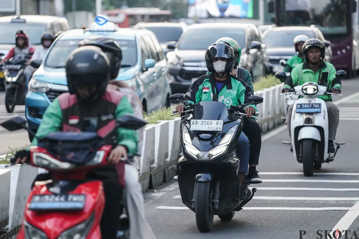 Pengemudi ojek daring dengan membawa penumpang melintas di Jalan MH Thamrin, Jakarta, Kamis, 3 Juli 2025. (Sumber: Poskota/Bilal Nugraha Ginanjar)