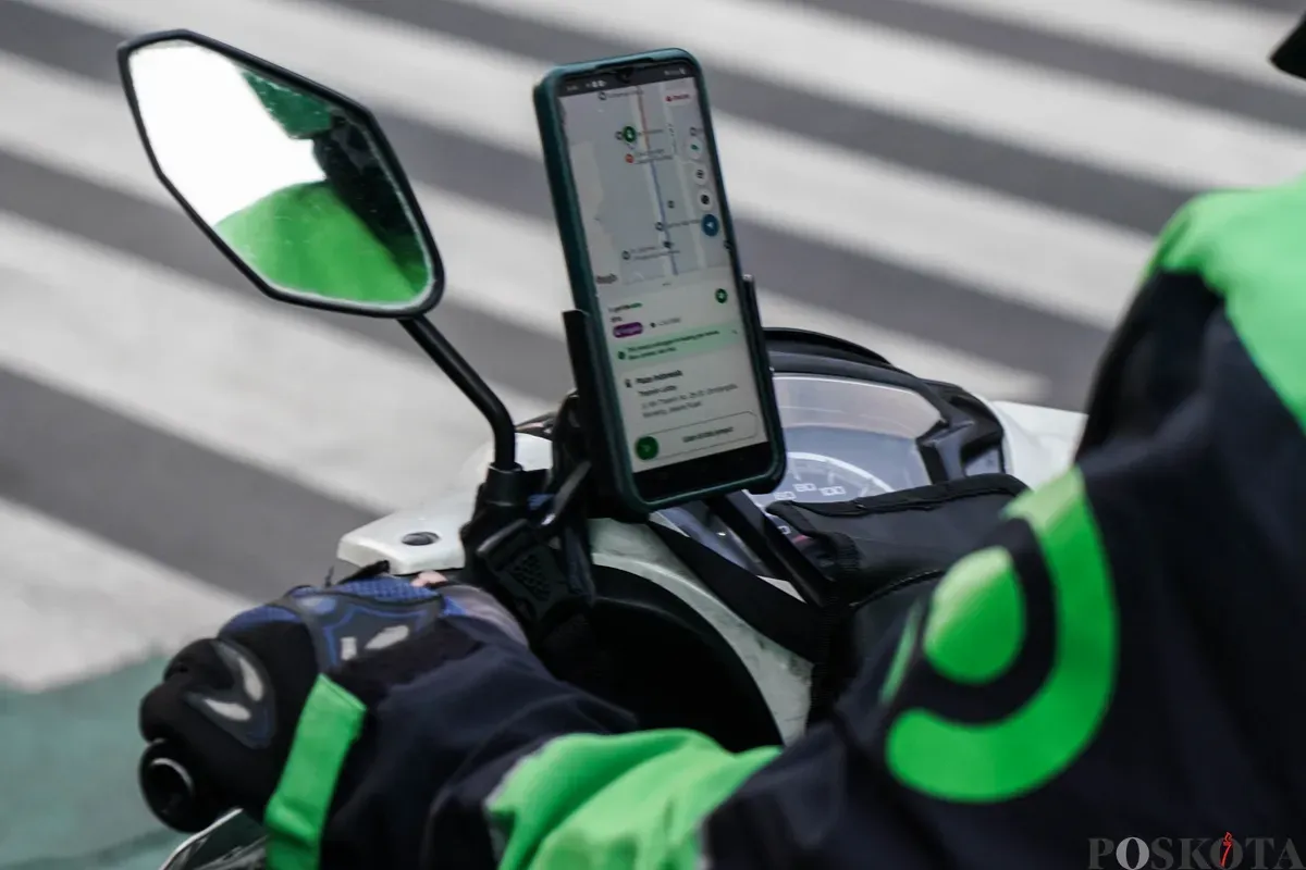 Pengemudi ojek daring dengan membawa penumpang melintas di Jalan MH Thamrin, Jakarta, Kamis, 3 Juli 2025. (Sumber: Poskota/Bilal Nugraha Ginanjar)