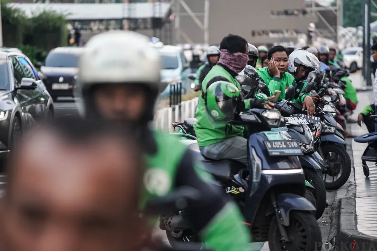 Pengemudi ojek daring dengan membawa penumpang melintas di Jalan MH Thamrin, Jakarta, Kamis, 3 Juli 2025. (Sumber: Poskota/Bilal Nugraha Ginanjar)