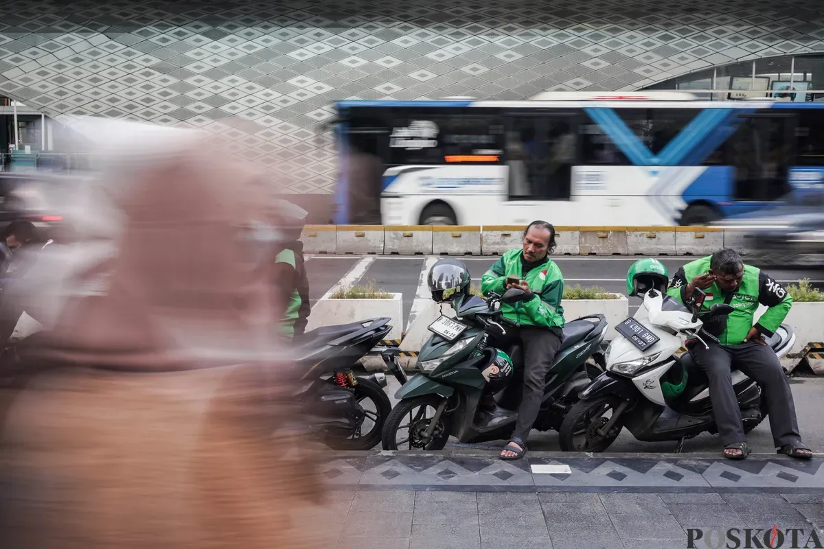 Pengemudi ojek daring dengan membawa penumpang melintas di Jalan MH Thamrin, Jakarta, Kamis, 3 Juli 2025. (Sumber: Poskota/Bilal Nugraha Ginanjar)