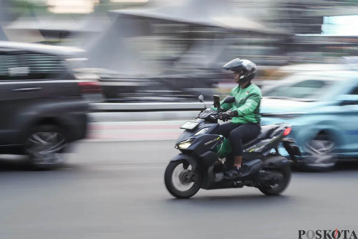 Pengemudi ojek daring dengan membawa penumpang melintas di Jalan MH Thamrin, Jakarta, Kamis, 3 Juli 2025. (Sumber: Poskota/Bilal Nugraha Ginanjar)