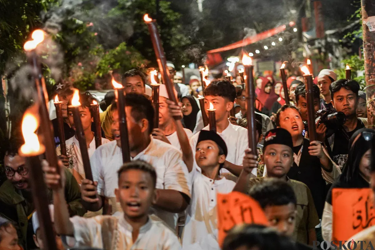 Sejumlah warga mengikuti pawai obor di kawasan Menteng, Jakarta, Kamis, 26 Juni 2025, lalu. Pawai obor tersebut diikuti oleh warga Menteng RW 08. (Sumber: Poskota/Bilal Nugraha Ginanjar)